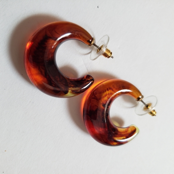 10 Pairs of Joan Rivers Lucite Hoop Earrings - Picture 13 of 16